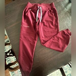 Figs Maroon scrub set
